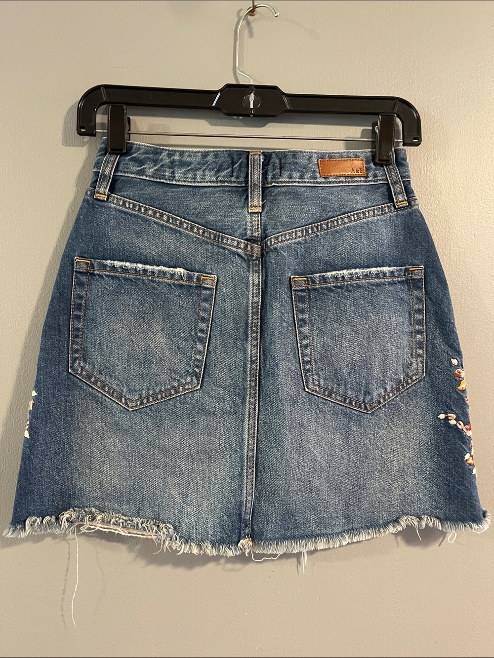Abercrombie & Fitch Floral Embroidered Denim Mini Skirt Size 24 - Picture 4 of 6
